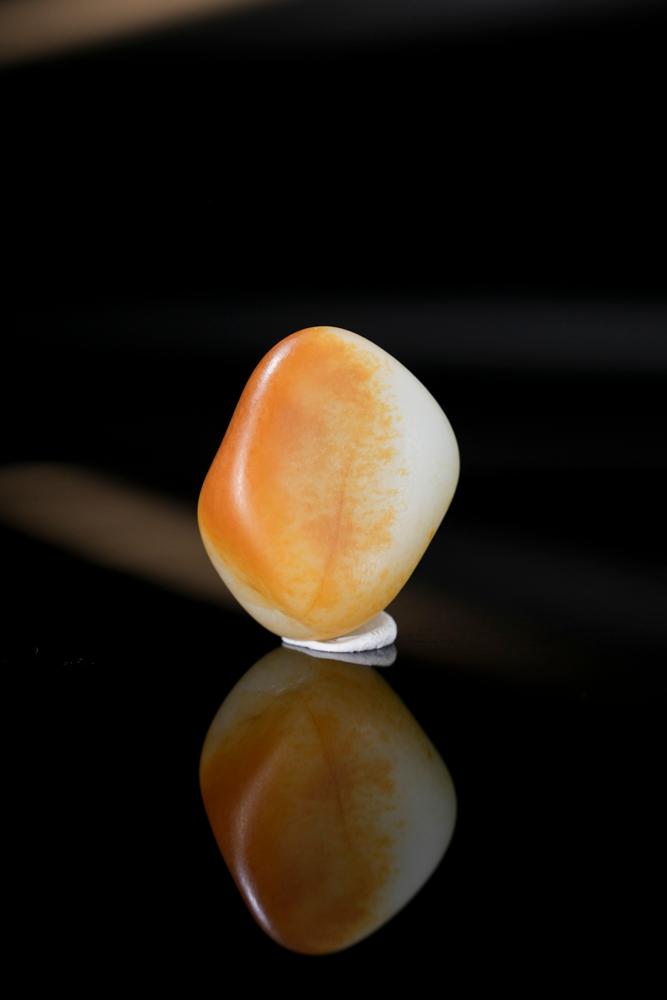 新疆天然和田玉籽料原石聚红皮挂件精品（yc234131）