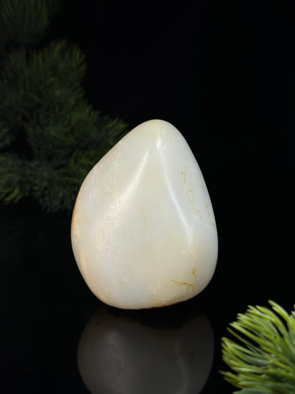 新疆和田玉白玉虎纹聚黑皮籽料小摆件（yc479181）