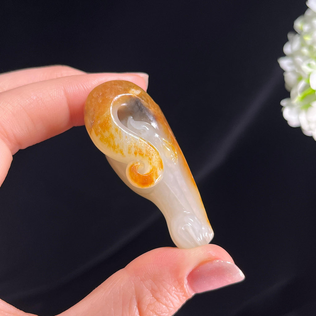新疆天然和田玉“玉角金茸”籽料聚红皮羊头挂件（yc292540）