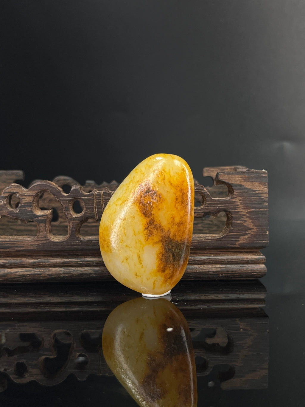 新疆和田玉黄沁带聚黑皮籽料原石挂件（yc240489）