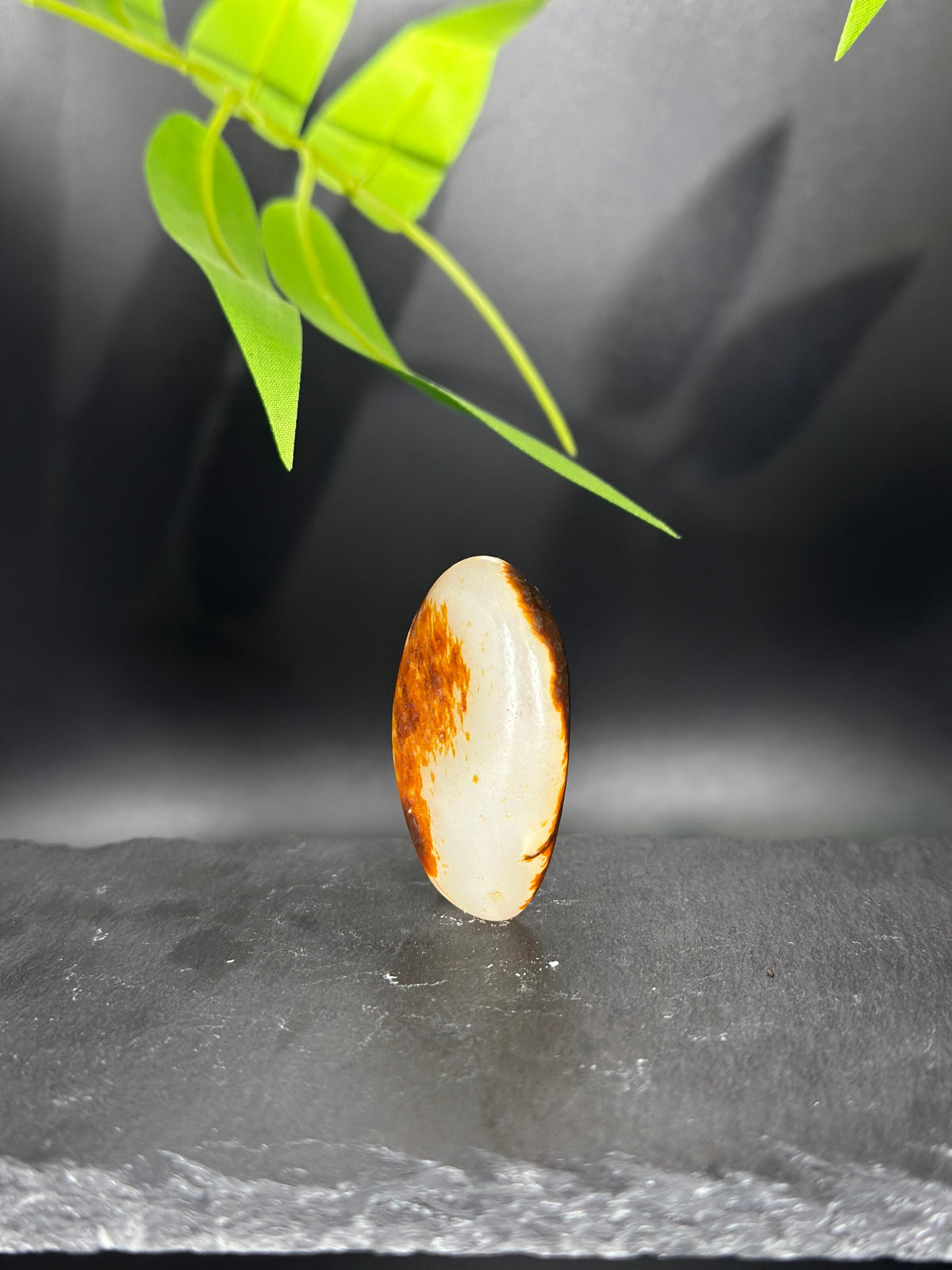 和田玉「玄袍白玉」脂白籽料黑红聚皮独籽把件（yc783207）