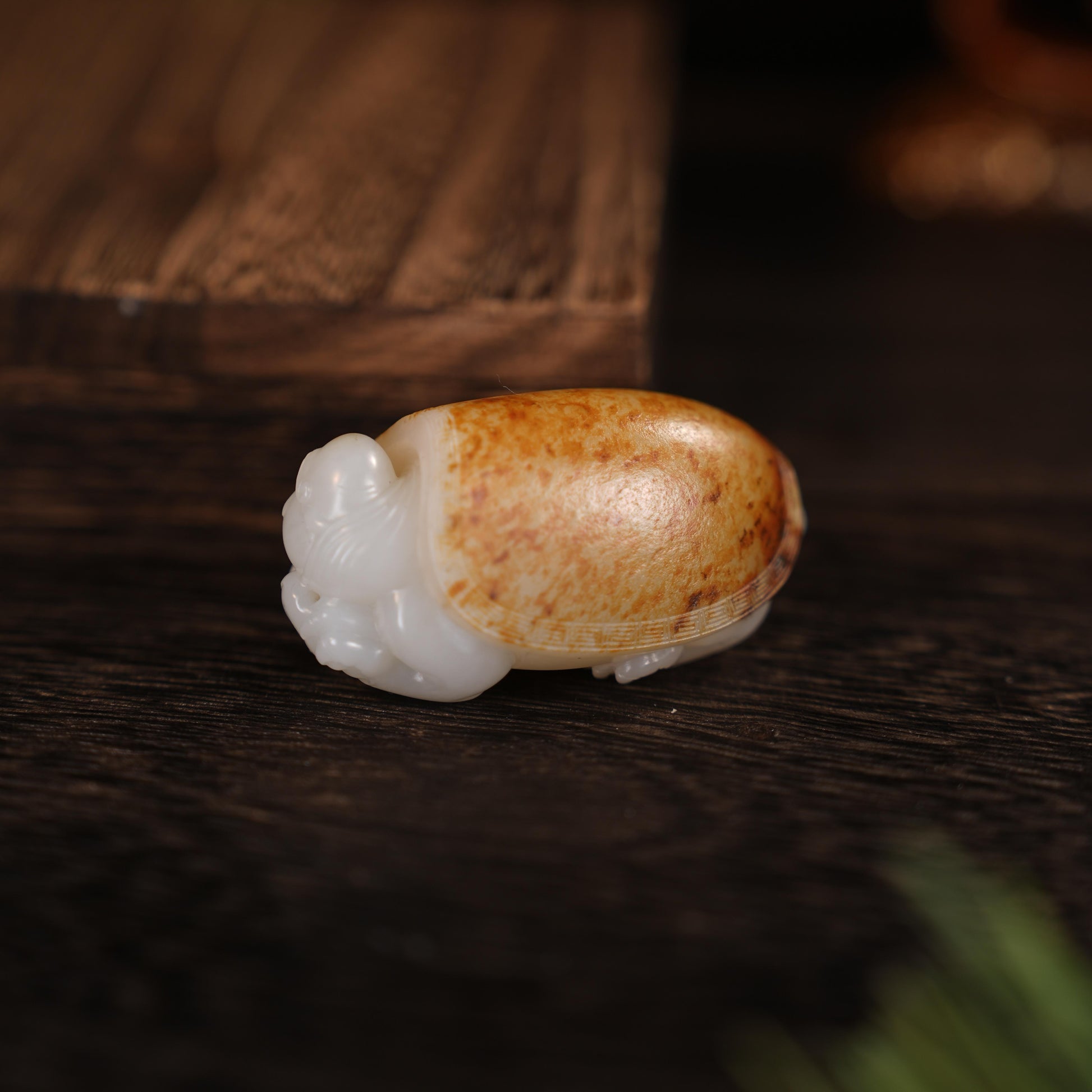 新疆和田玉白玉洒金皮籽料龙龟挂件（yc455933）
