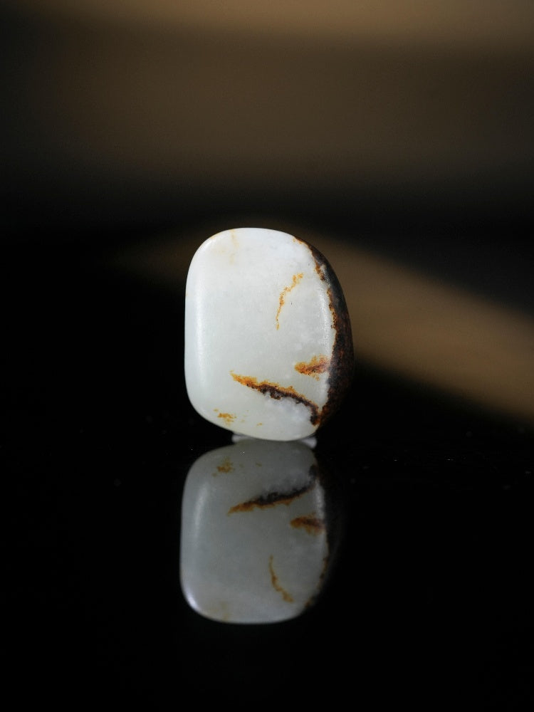 新疆和田玉高青白聚黑皮“半壁江山”籽料原石挂件（yc245646）