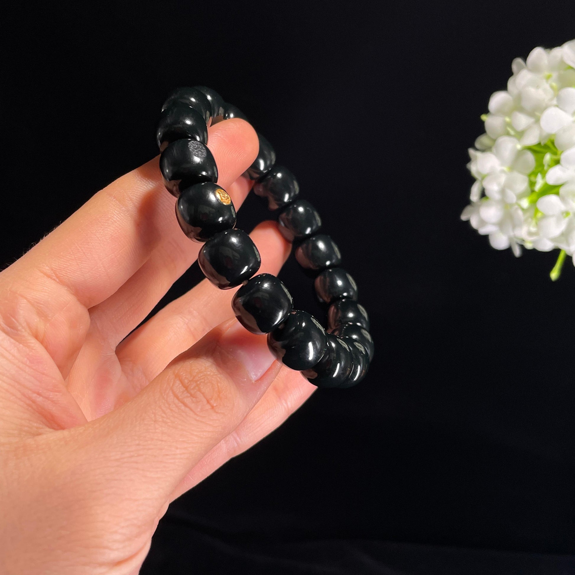 2026.1.23，和田玉“暗夜金辉”黑青籽料手串（yc320255）