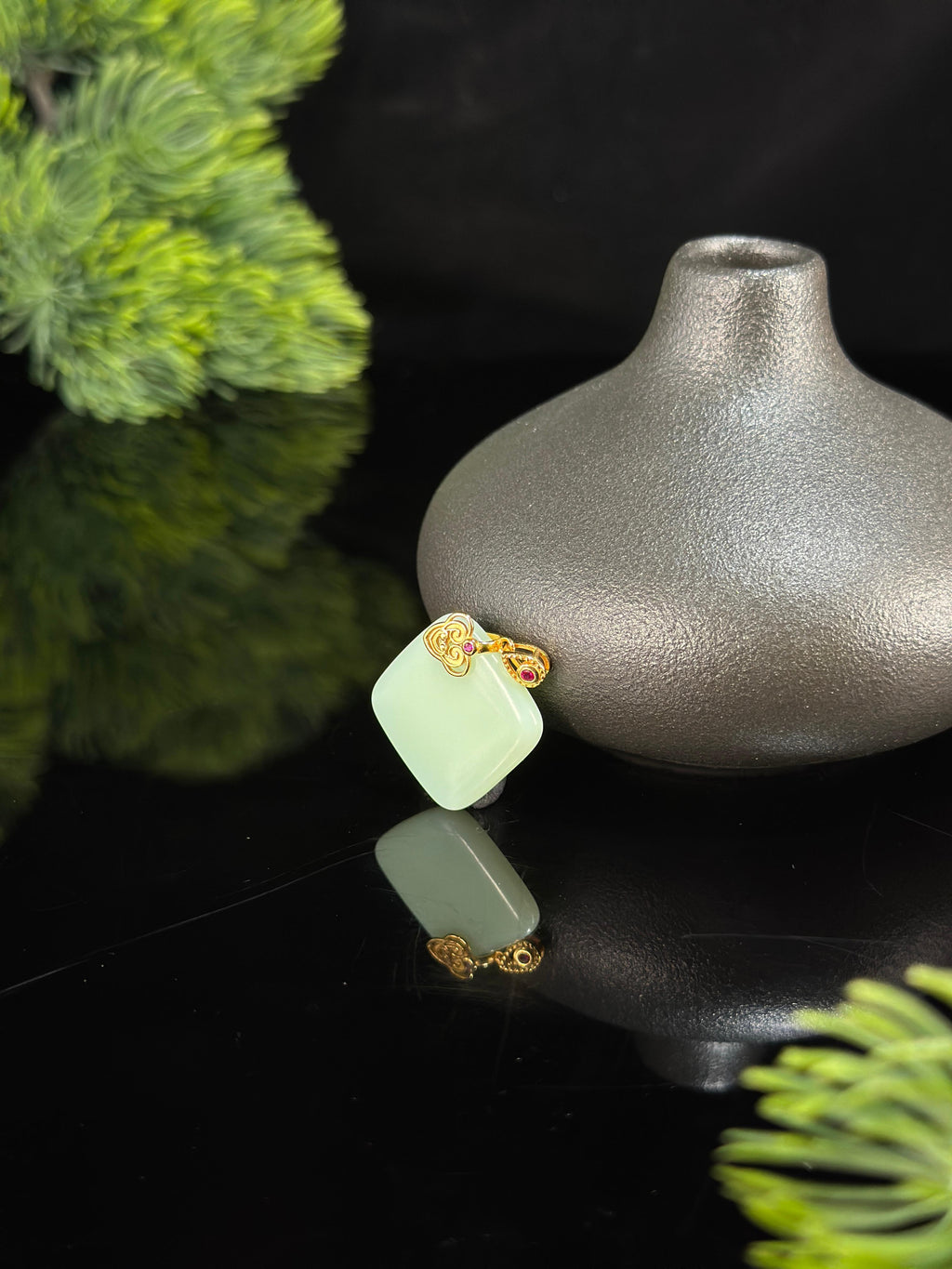 和田玉薄荷绿银镀金扣头方牌吊坠（yc463331）