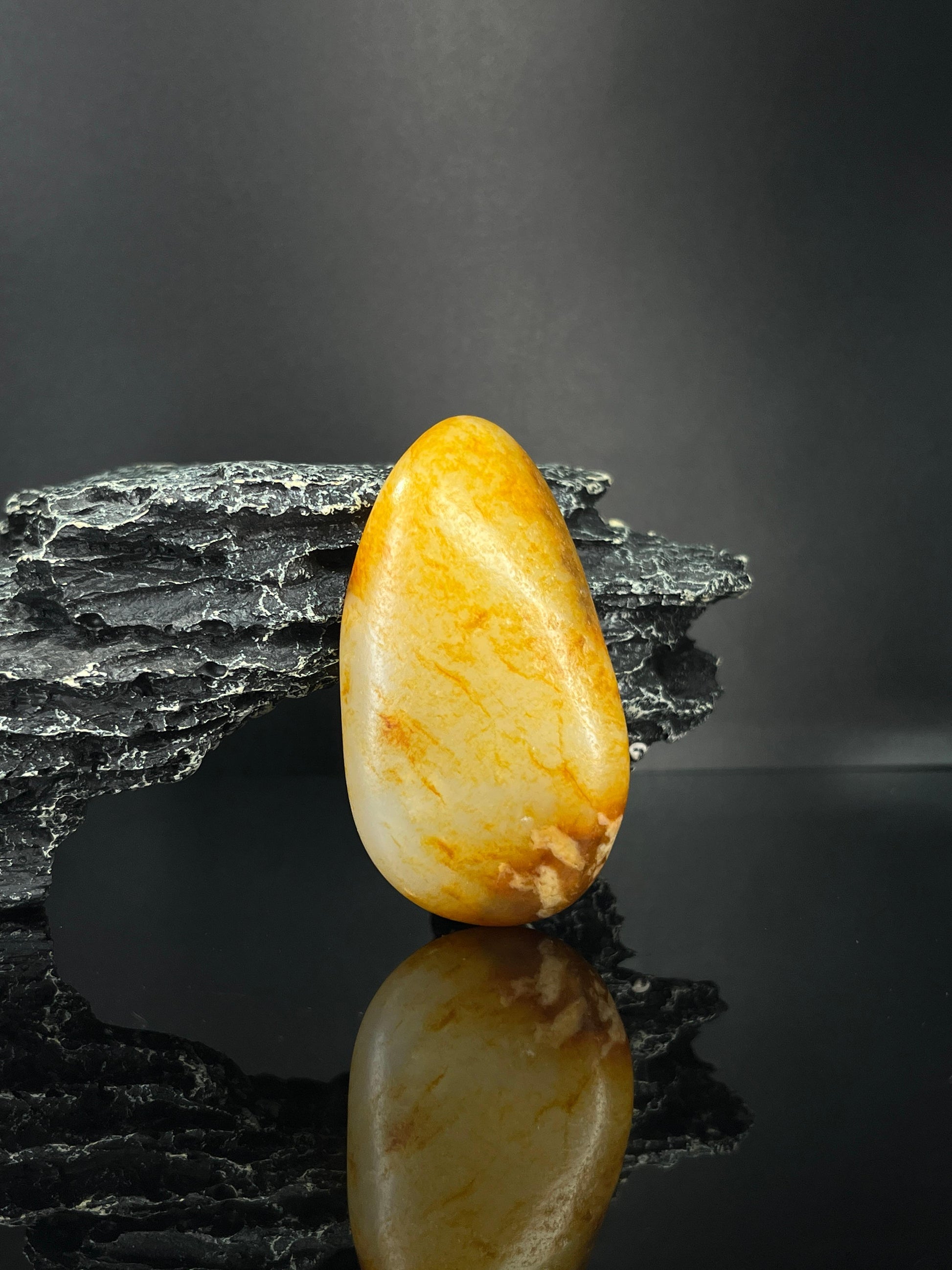 新疆和田玉意境洒金皮随形手把件籽料原石（yc240339）