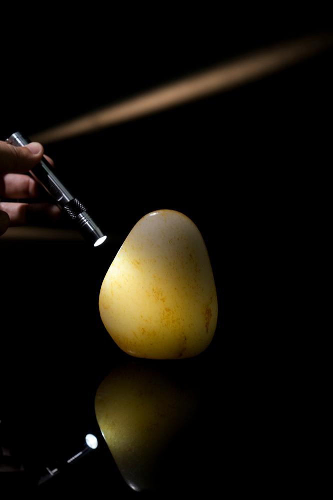 新疆和田玉洒红皮暖白种籽料原石（yc234039）