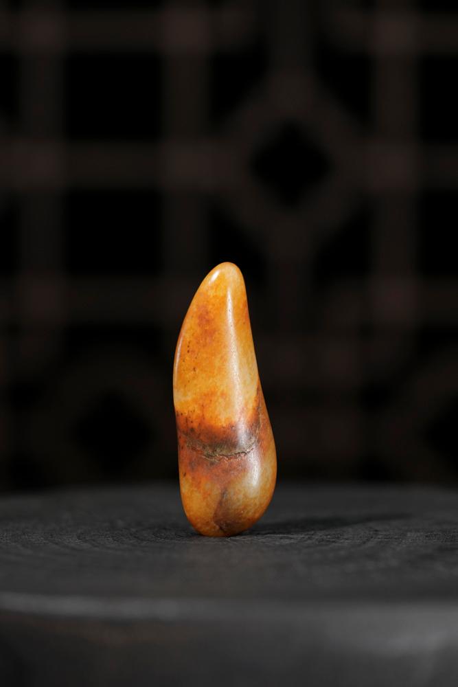 新疆和田玉黄沁红皮籽料原石随形挂件（yc233426）