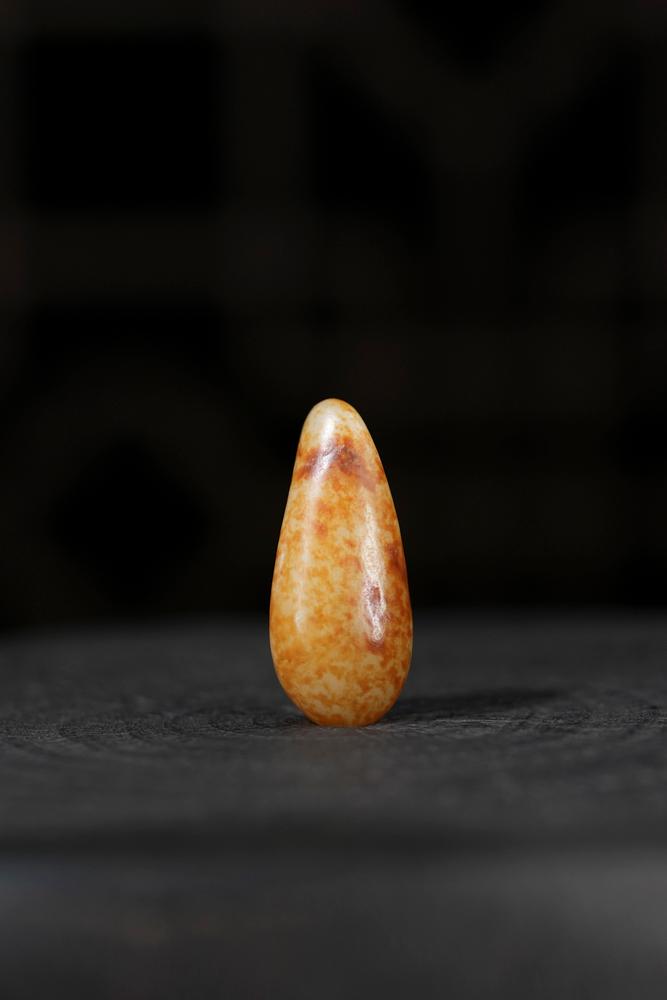 新疆和田玉洒金皮水滴形籽料原石挂件（yc233424）