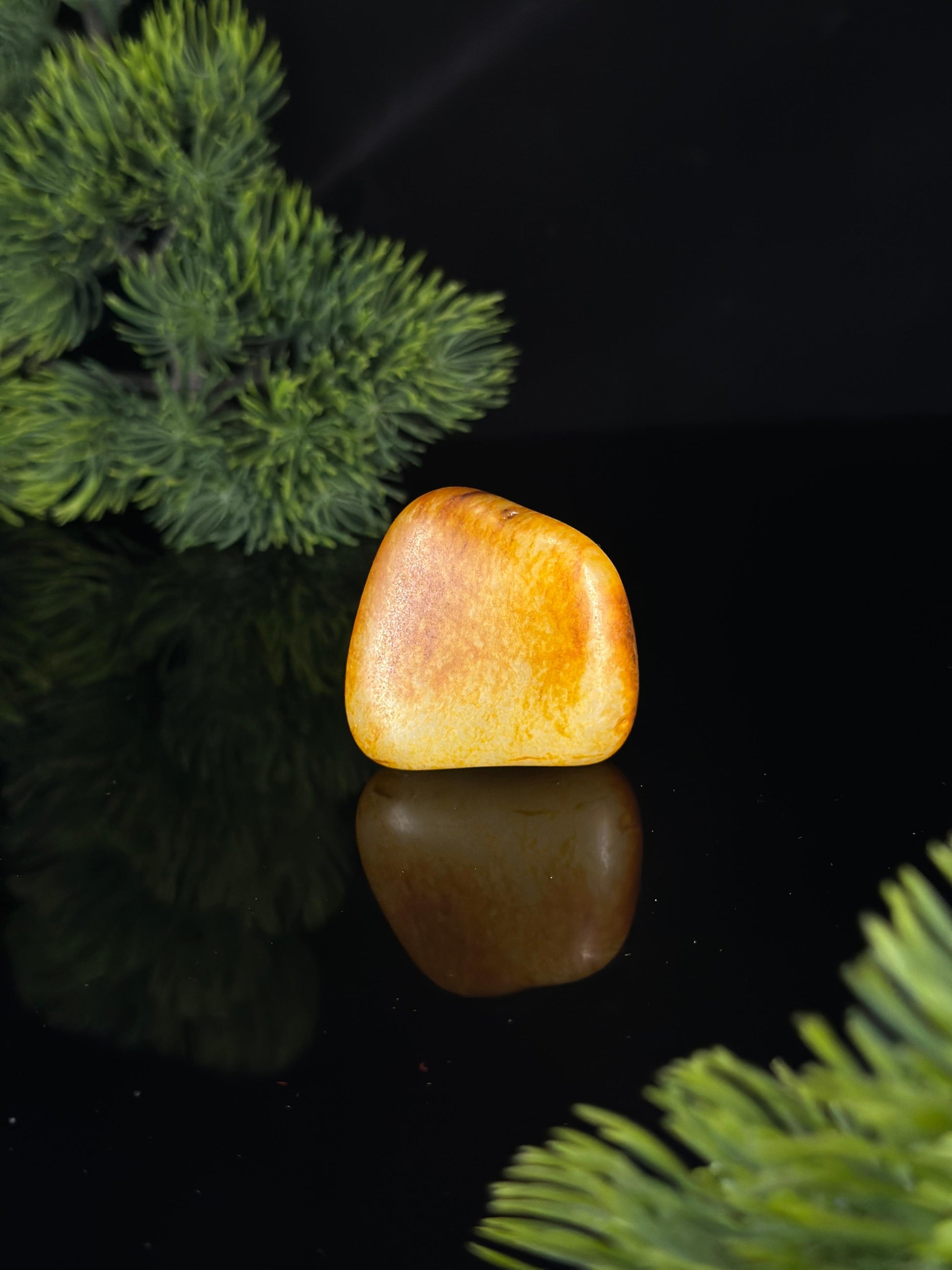 新疆和田玉“秋峦敷锦”黄白种红皮白肉籽料（yc463361）