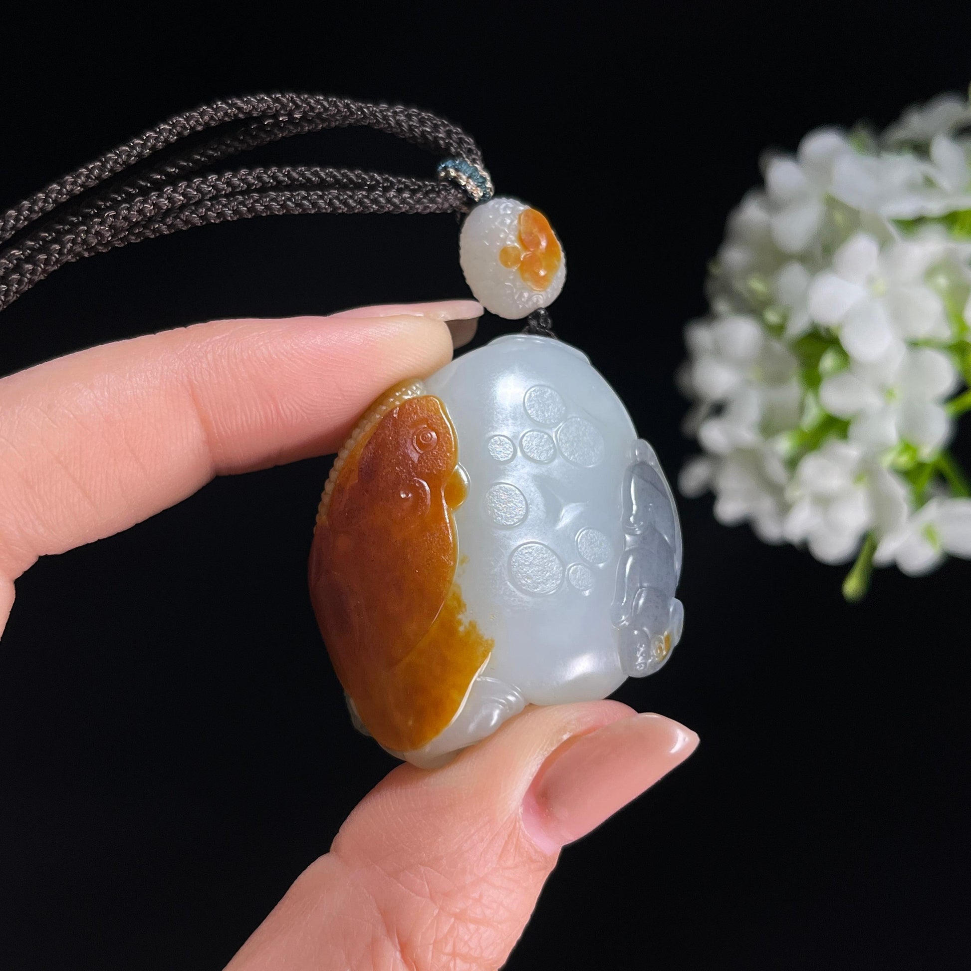 新疆天然和田玉五色籽料硕果累累俏色巧雕挂件（yc379552）