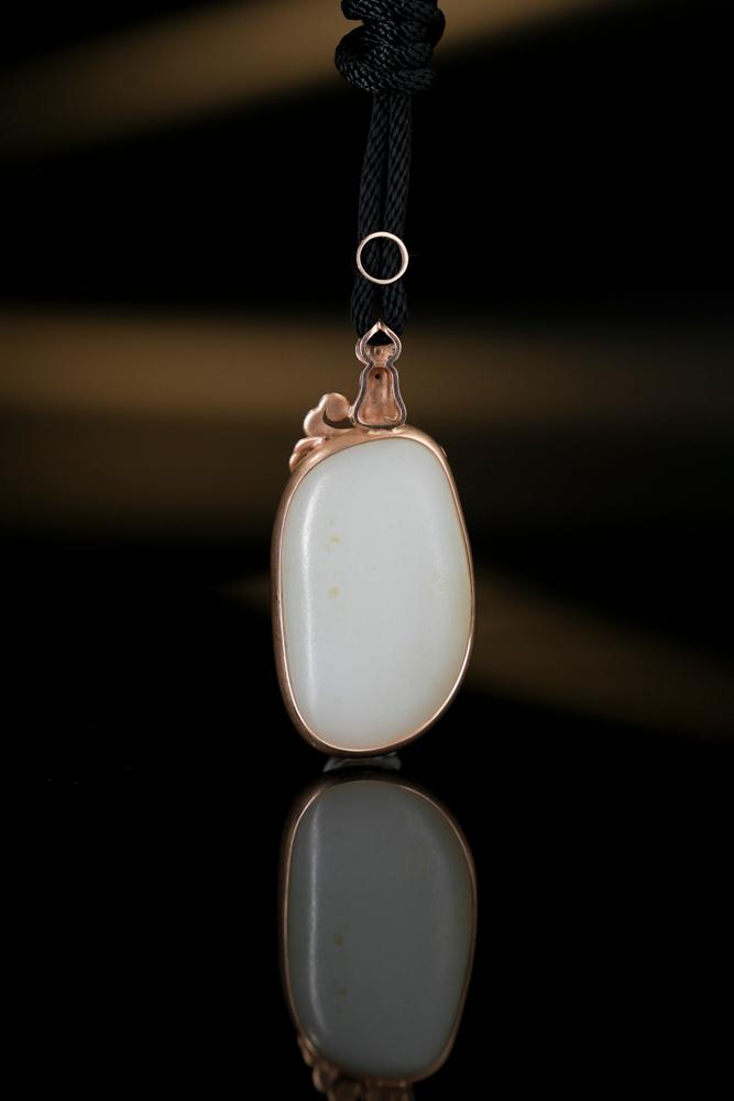 18k金镶和田玉暖白种带皮包金籽料原石挂件（yc250989）