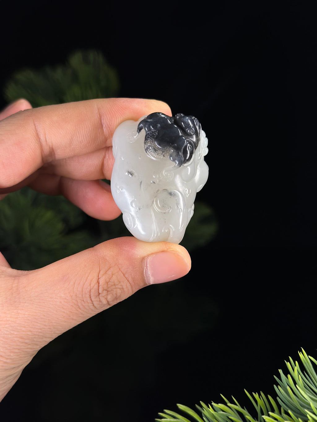 新疆和田玉青花籽料三足金蟾俏色雕挂件（yc471702）
