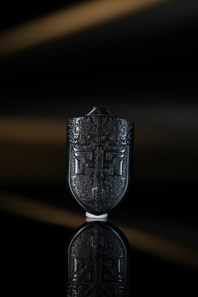 和田玉塔青“墨玉玄盾・古韵饕餮”挂件（yc248271）