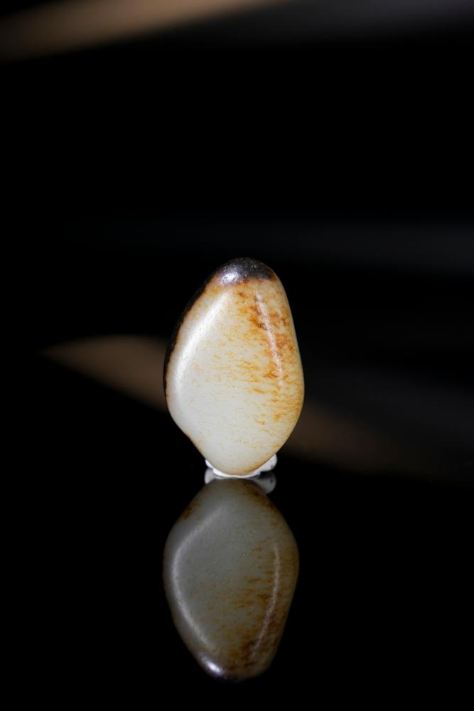 新疆天然和田玉籽料原石黑红皮挂件（yc234136）