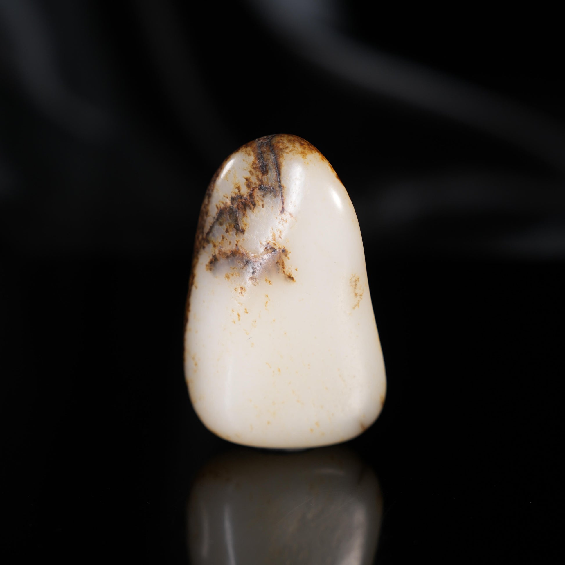 新疆和田玉“层秋涵霜”白玉通体秋梨皮籽料（yc450390）