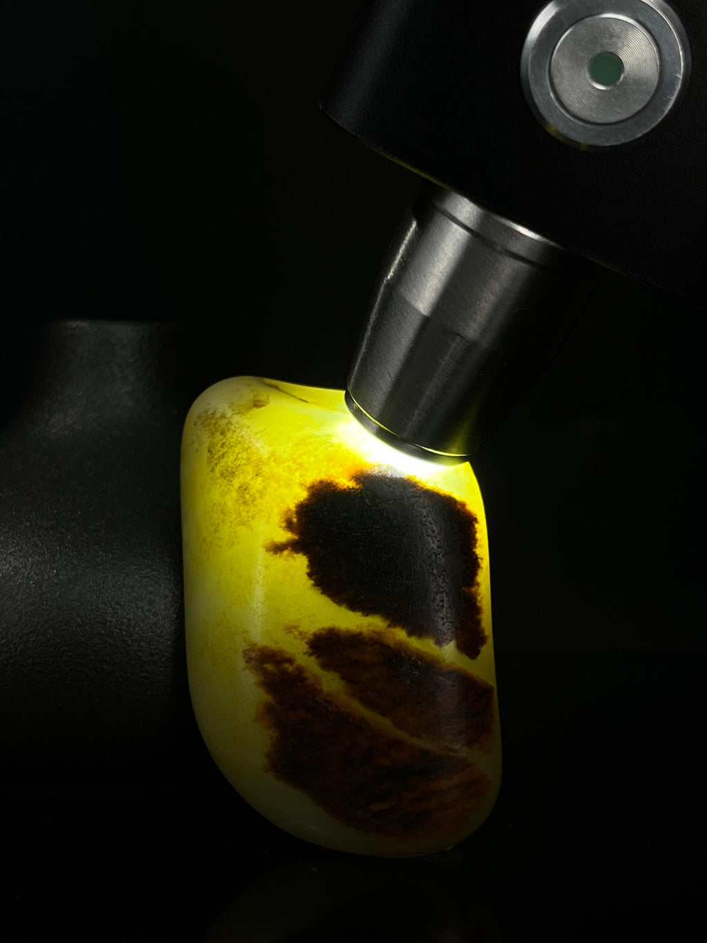 新疆和田玉暖白种聚黑皮籽料原石（yc241954）