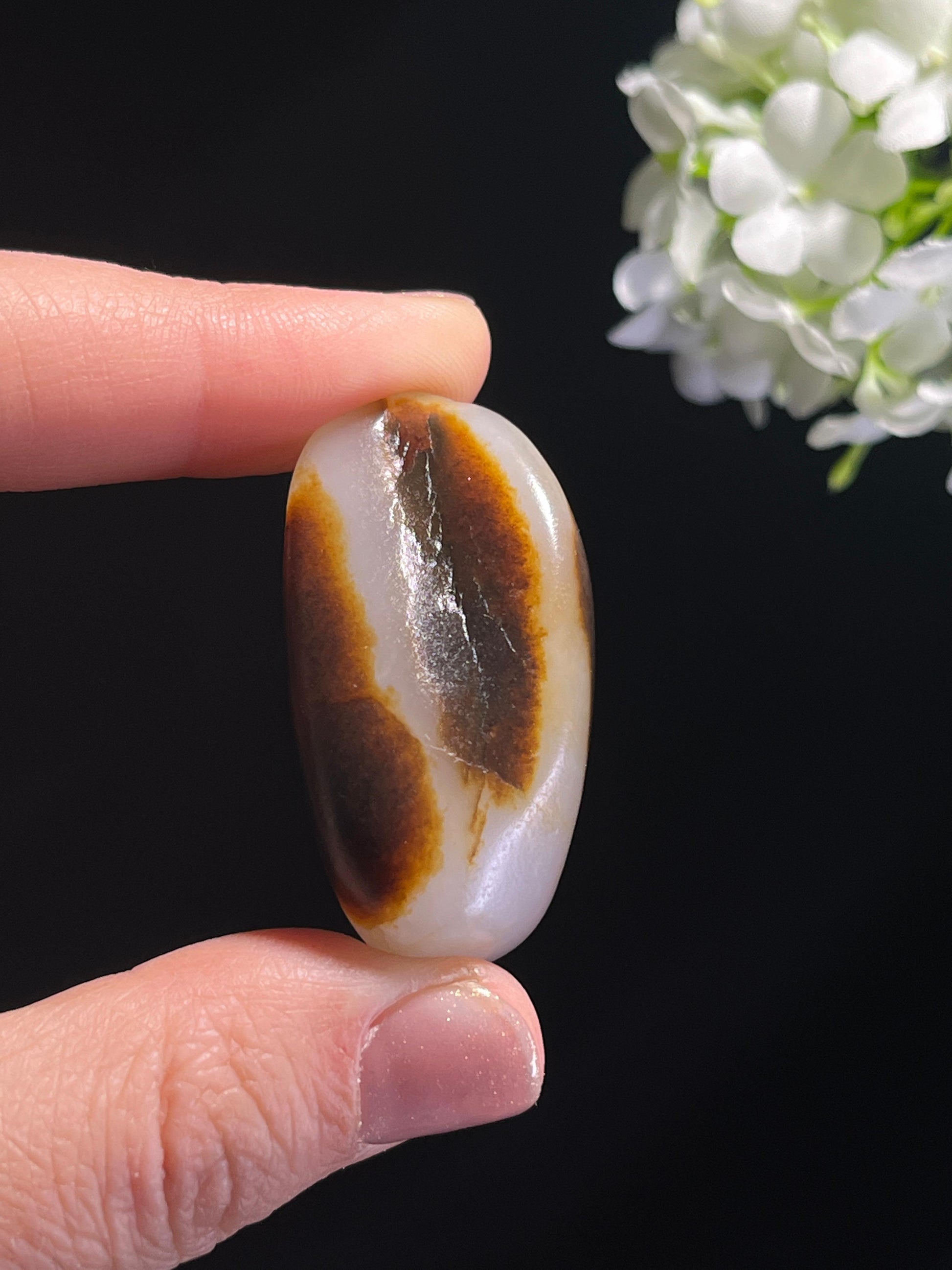 和田玉收藏级聚黑双面皮籽料原石（yc262729）