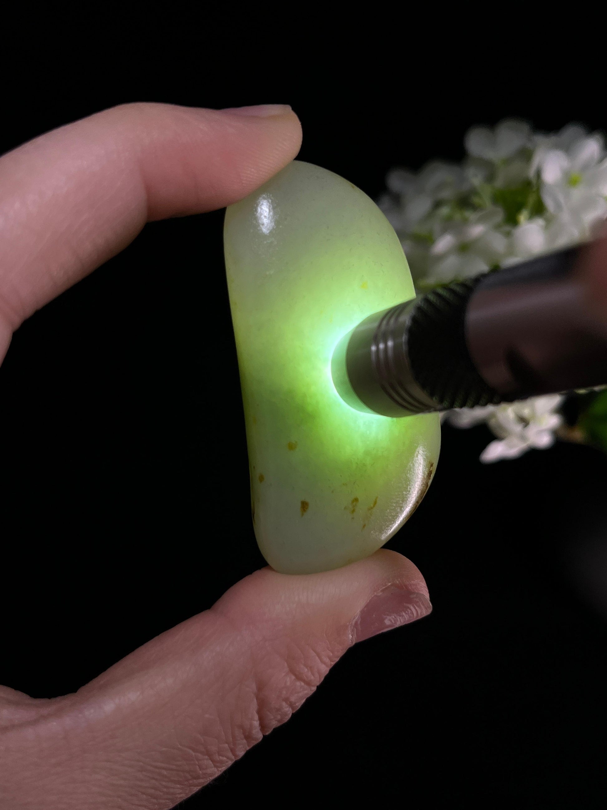 新疆和田玉白玉带翠籽料原石（yc250943）