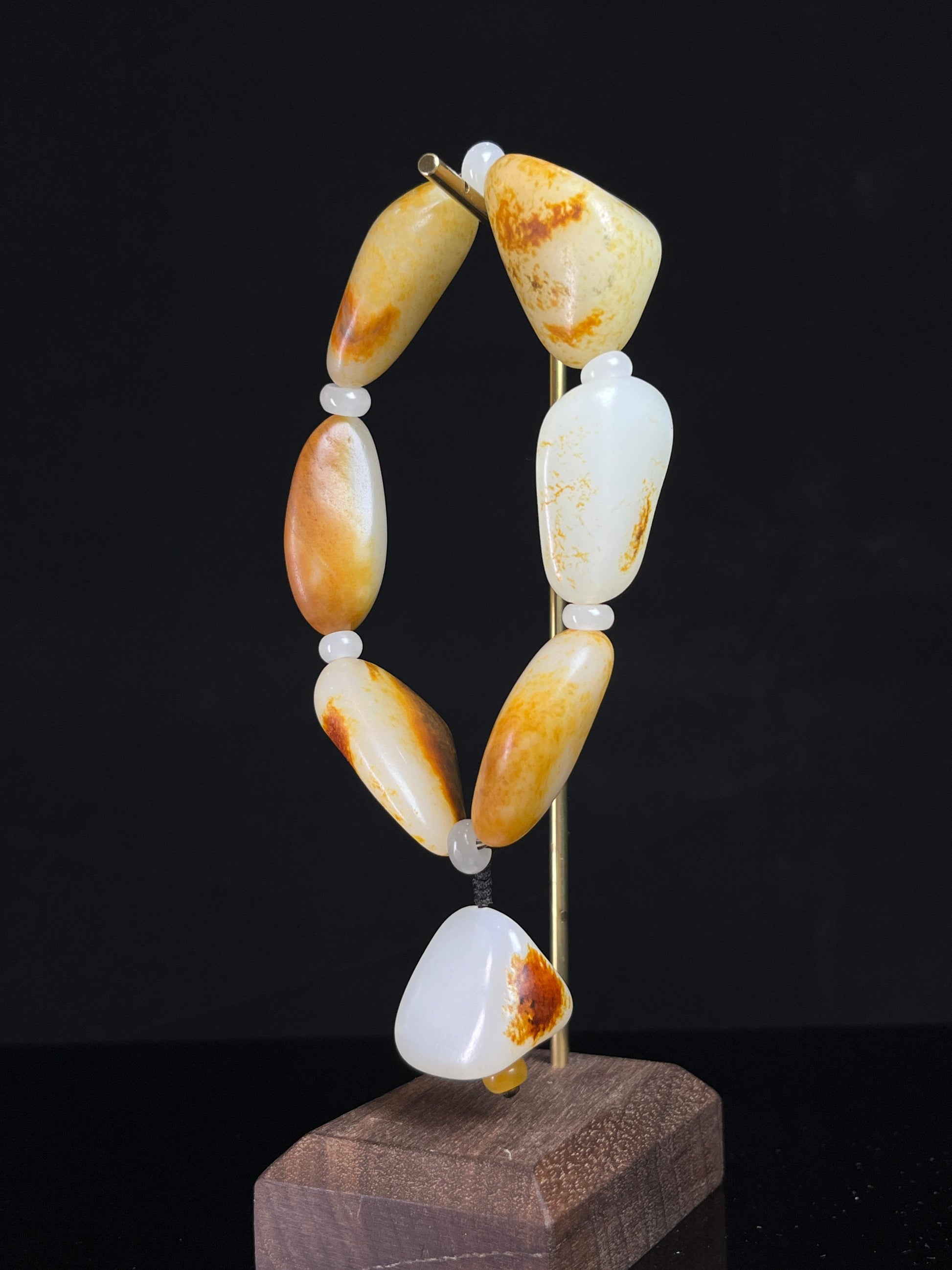 新疆和田玉洒金红皮白肉原籽无修籽料手串（yc233377）