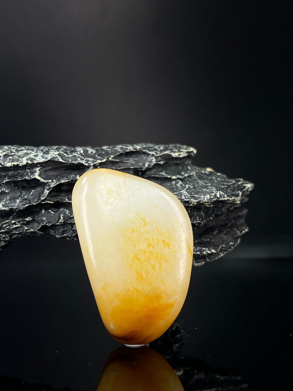 新疆和田玉黄沁洒金皮籽料原石随形挂件（yc240463）