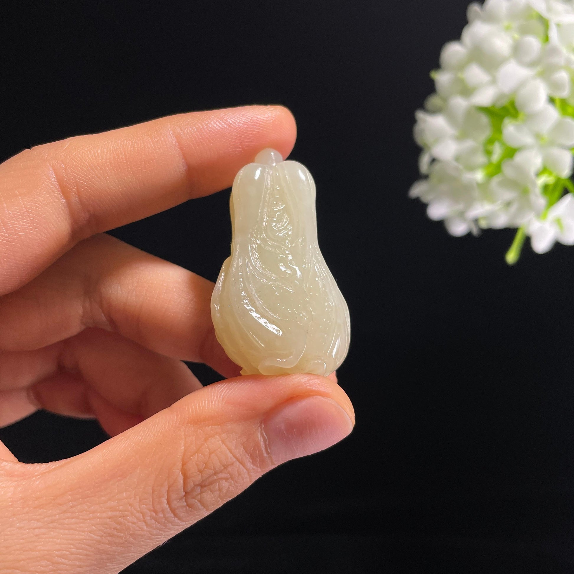 新疆天然和田玉“百财聚来”黄口白菜雕刻挂件（yc317300）