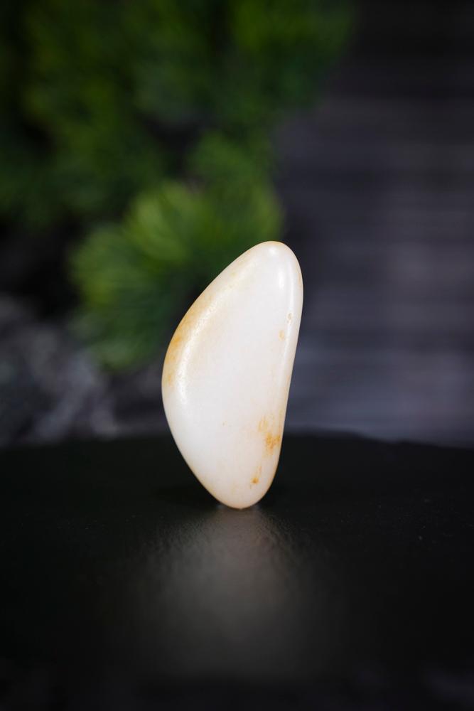 新疆和田玉洒金皮白肉“月梭玉”籽料原石挂坠（yc230255）