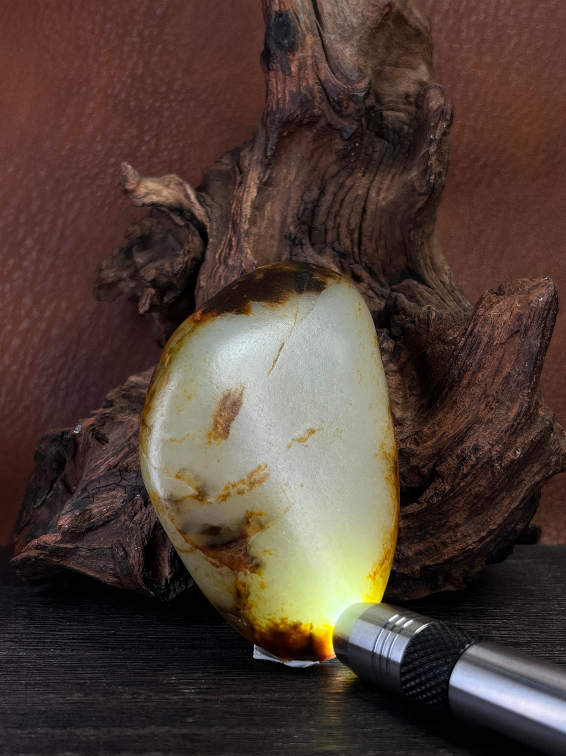 新疆和田玉聚黑红皮籽料原石手把件（yc227467）