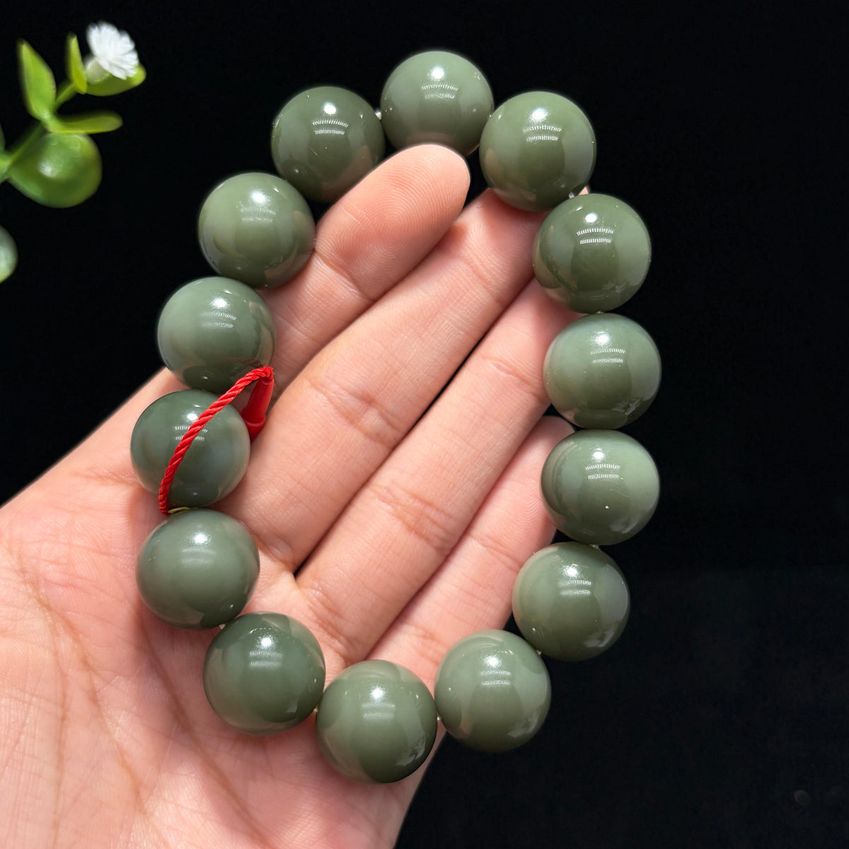 精品和田玉沙枣青大手串（yc782396）