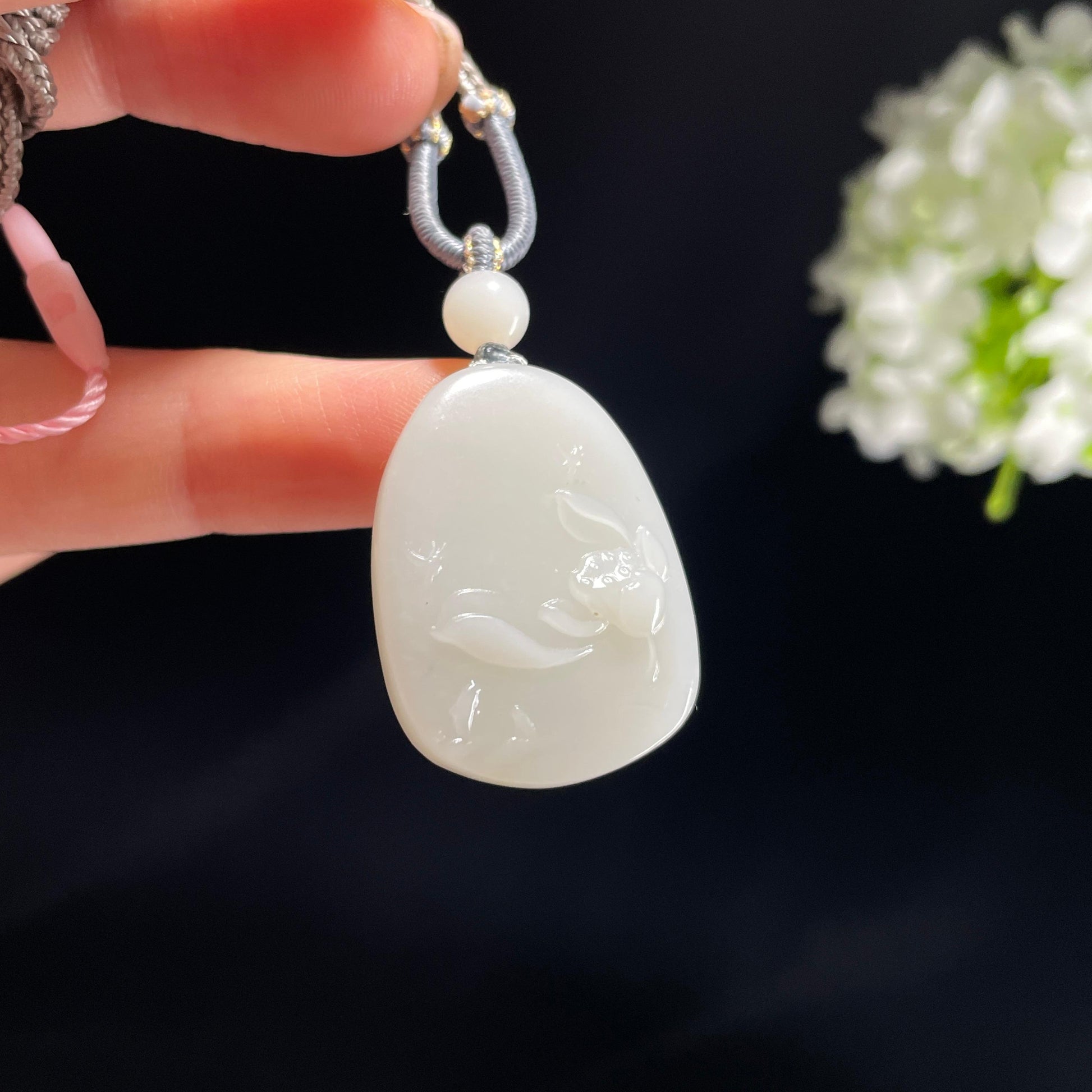 新疆和田玉米达料白玉莲花浮雕挂件（yc365306）