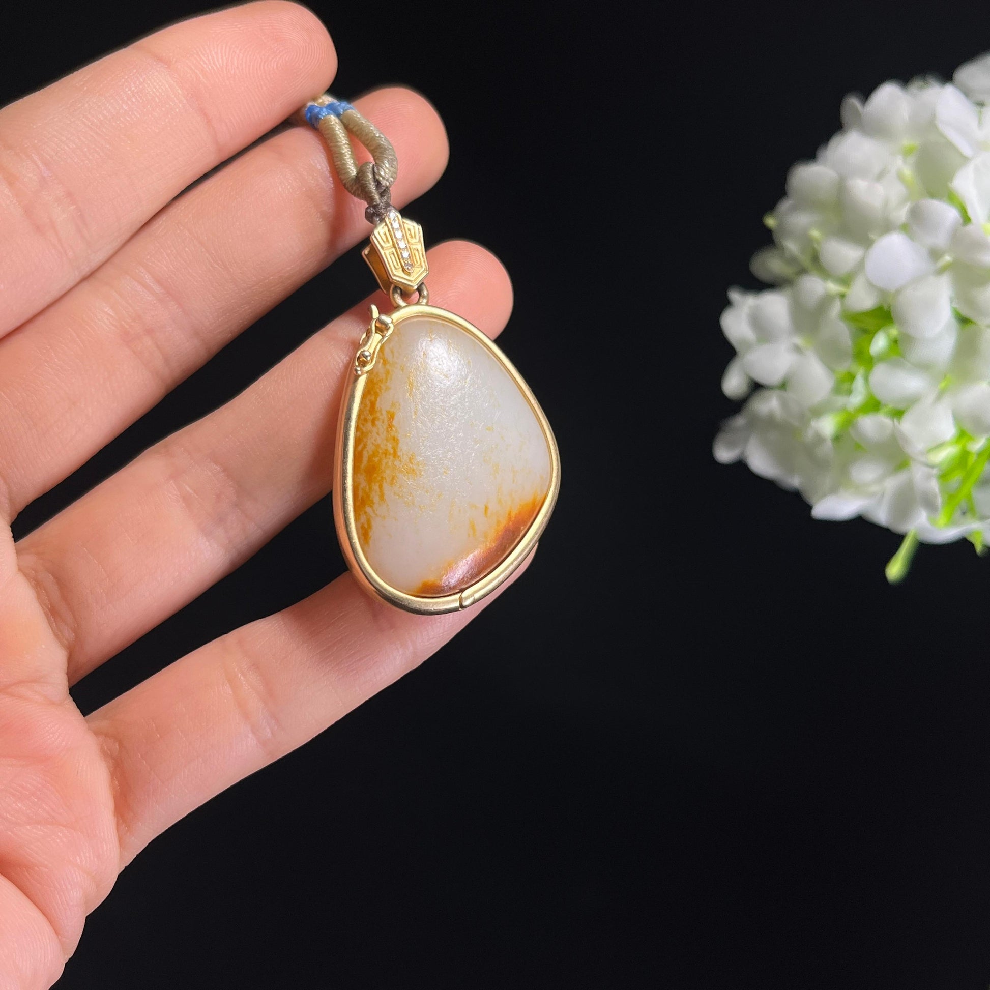 18k金镶和田玉白玉聚红皮籽料挂件（yc337566）