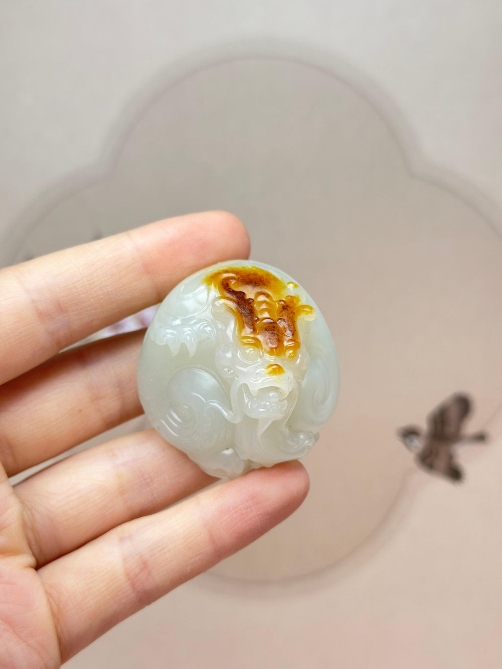 收藏级新疆和田玉白玉聚红皮籽料龙挂件（yc765488）
