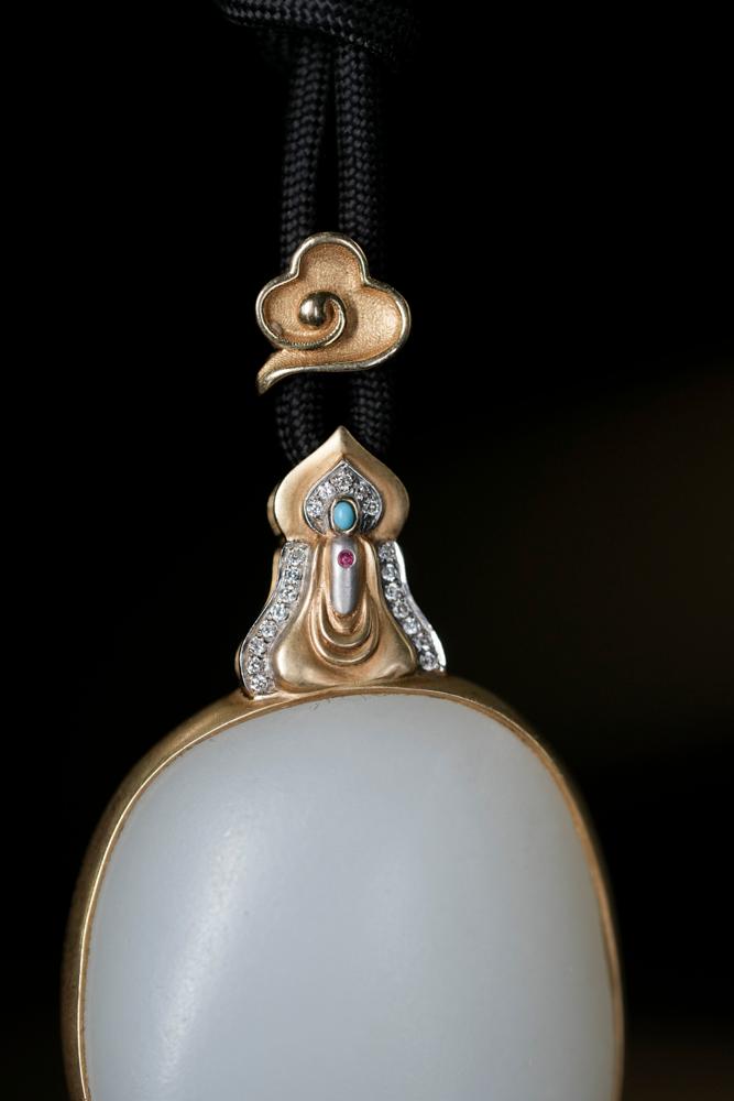 18k金镶和田玉羊脂白包金籽料原石挂件（yc250988）