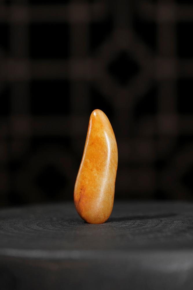 新疆和田玉黄沁红皮籽料原石随形挂件（yc233426）