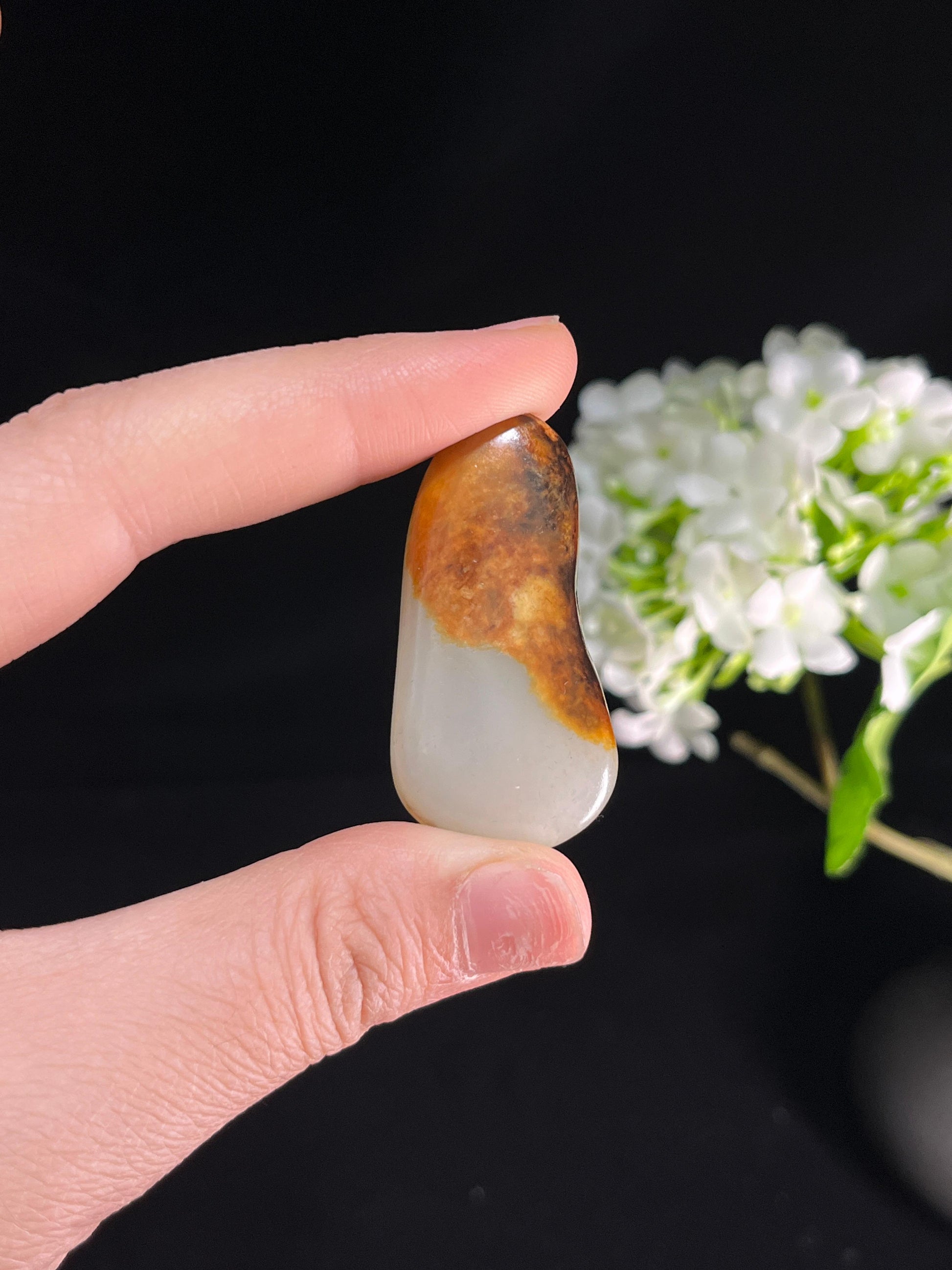 新疆和田玉白玉特色聚红皮籽料原石（yc251629）