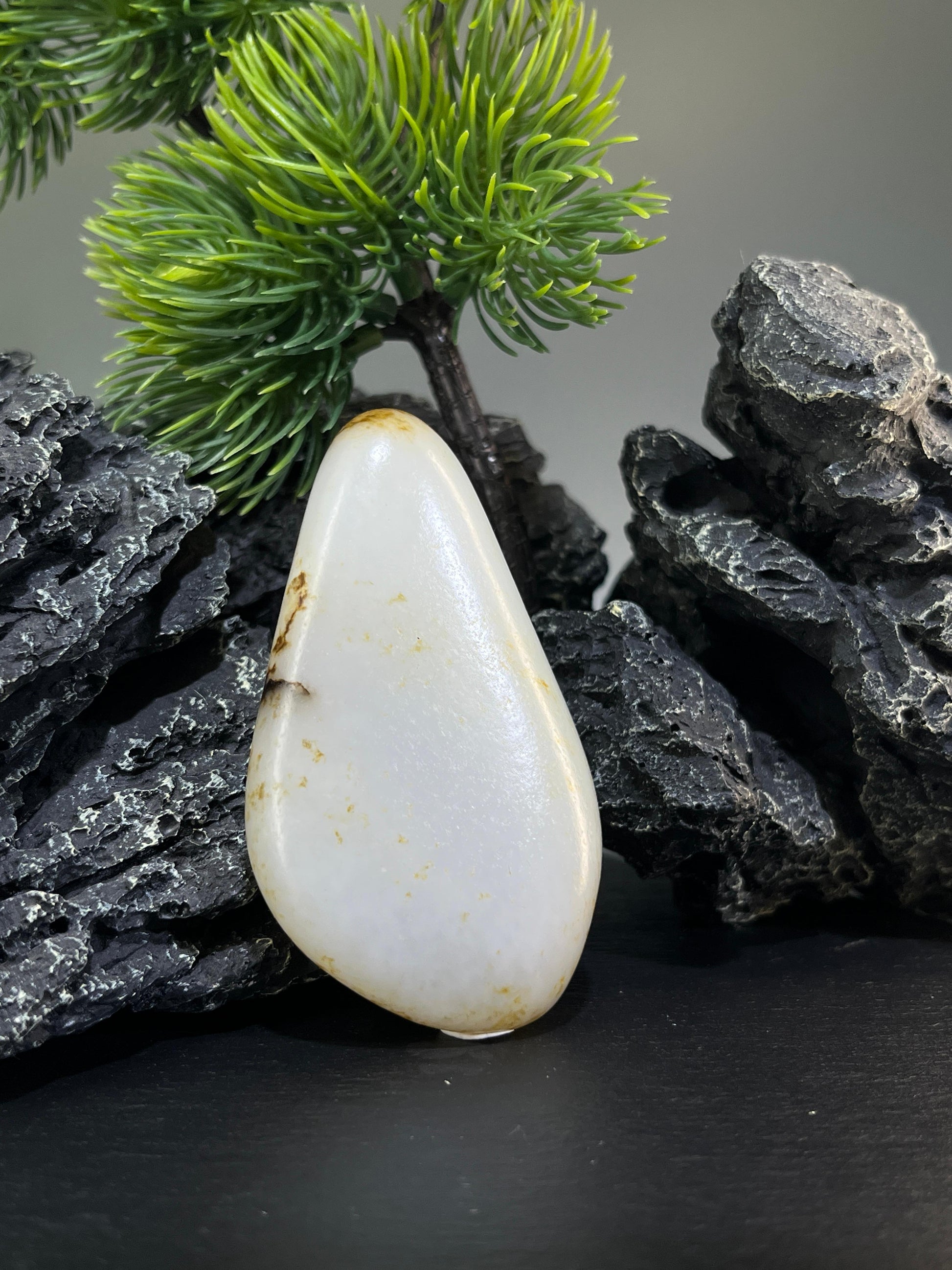 新疆和田玉白玉籽料“玉藏齿影”特色籽料原石手把件（yc226845）