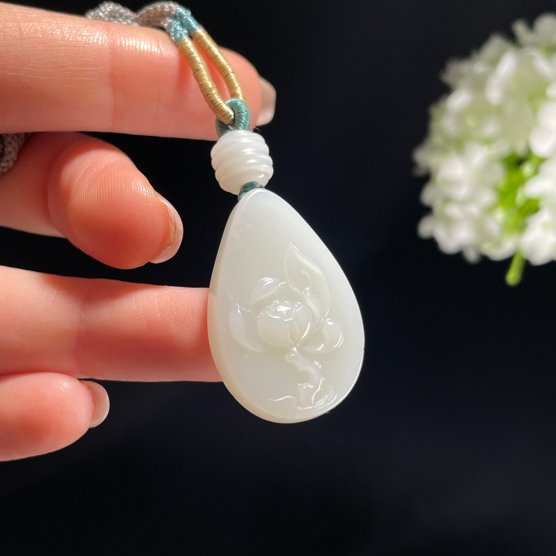 新疆天然和田玉白玉莲花雕刻挂件（yc360339）