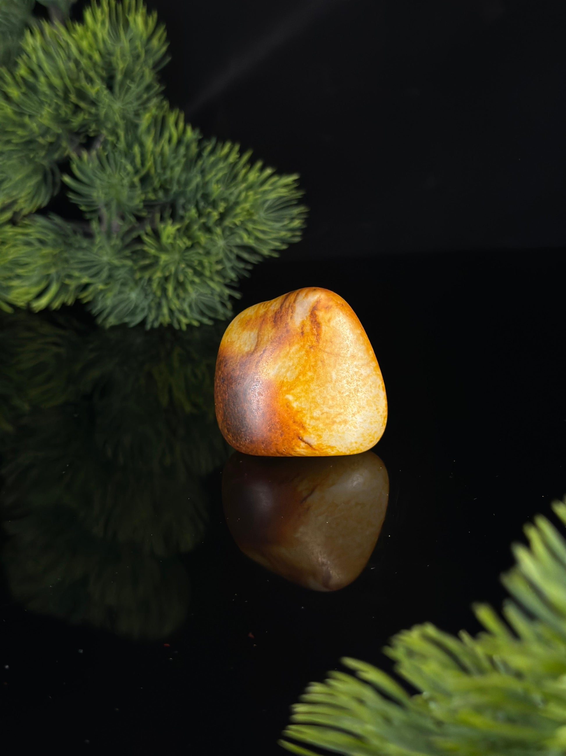 新疆和田玉“秋峦敷锦”黄白种红皮白肉籽料（yc463361）