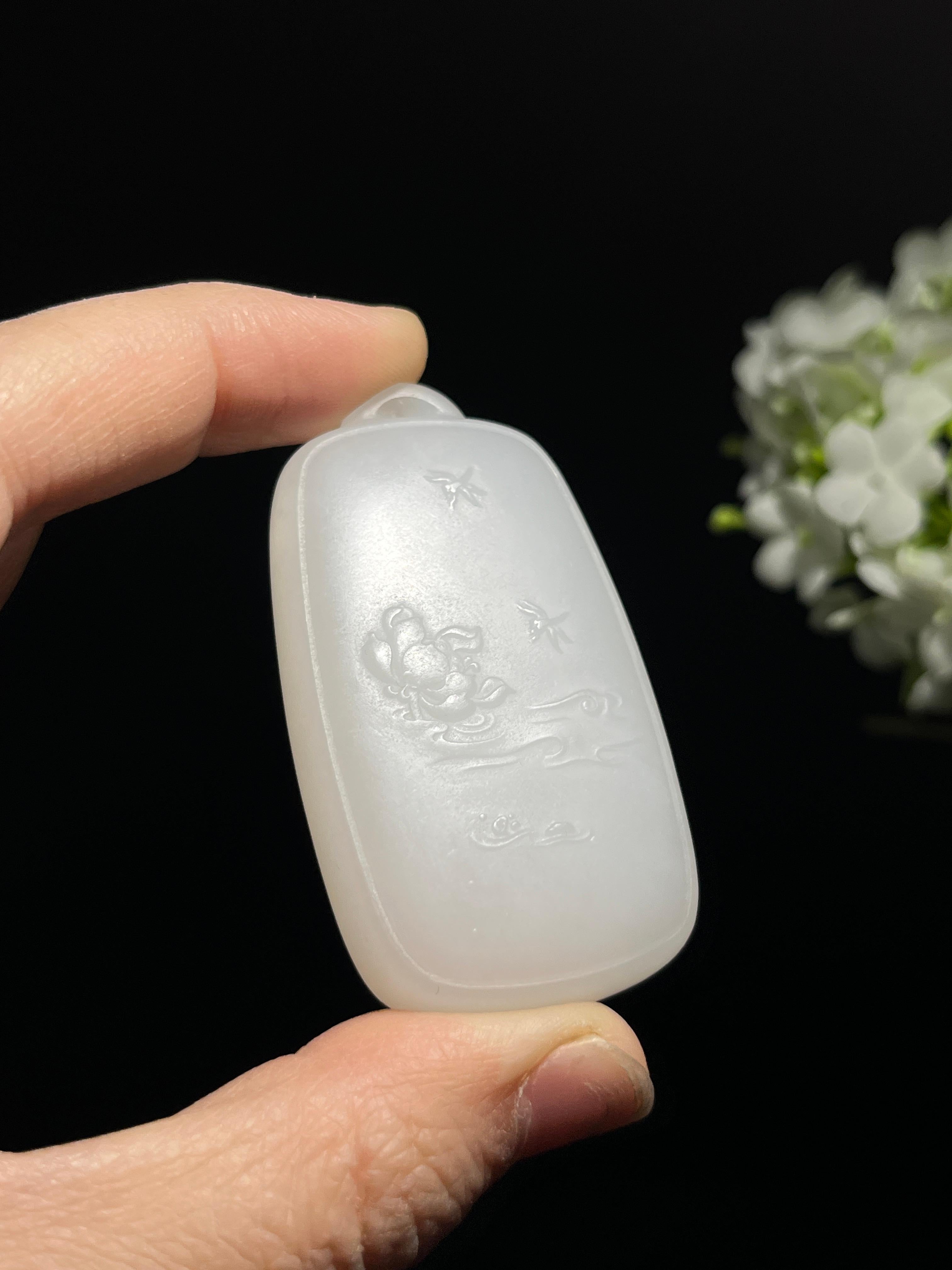 和田玉荷花蜻蜓牌吊坠（yc258296） – 添福玉器