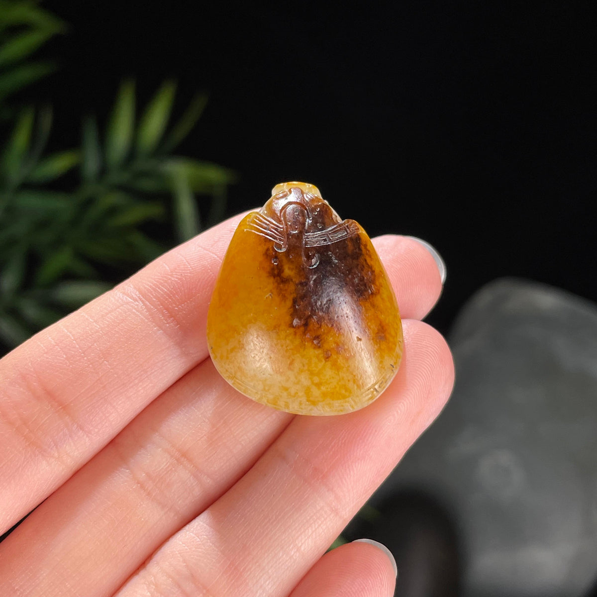 新疆和田玉白玉秋梨皮籽料龙龟挂件（yc712191）