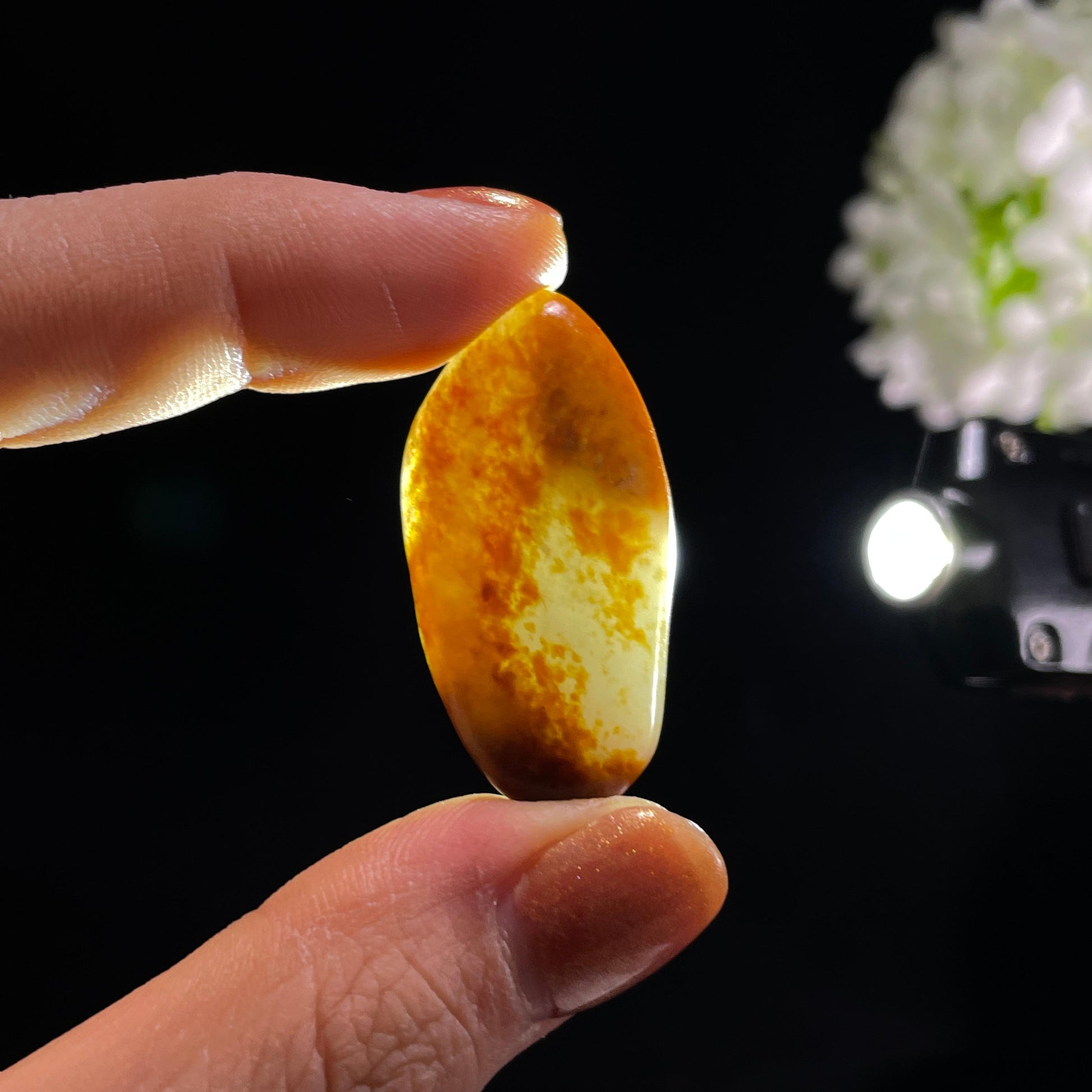 新疆天然和田玉“红炉点雪”红皮白肉籽料（yc387327）