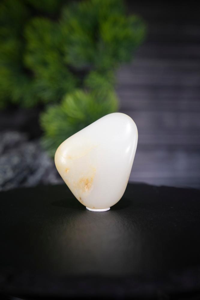 新疆和田玉光白籽顶带洒金皮籽料原石（yc230259）