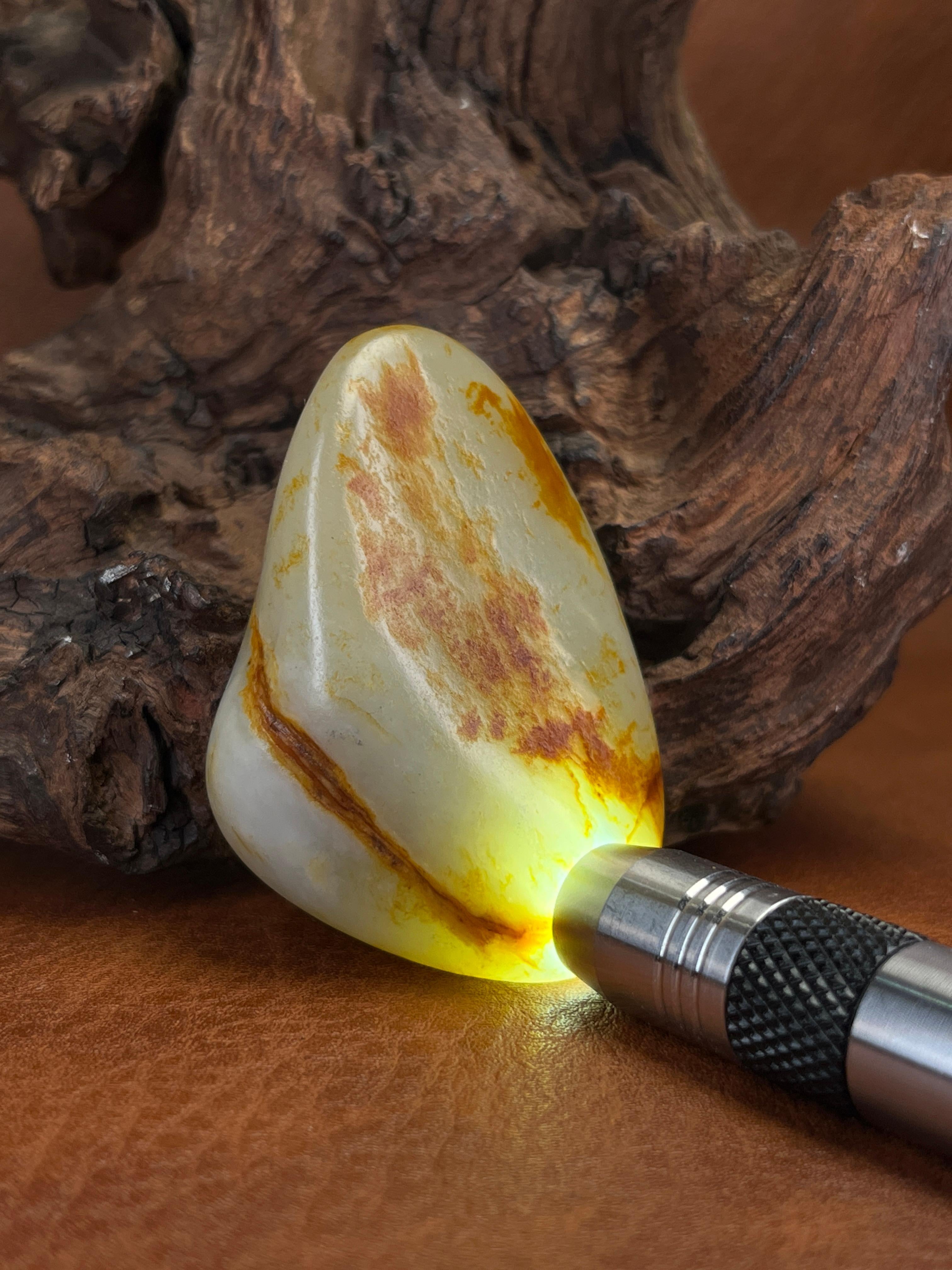 天然新疆和田玉随形洒金皮小手把件（yc223353） – 添福玉器