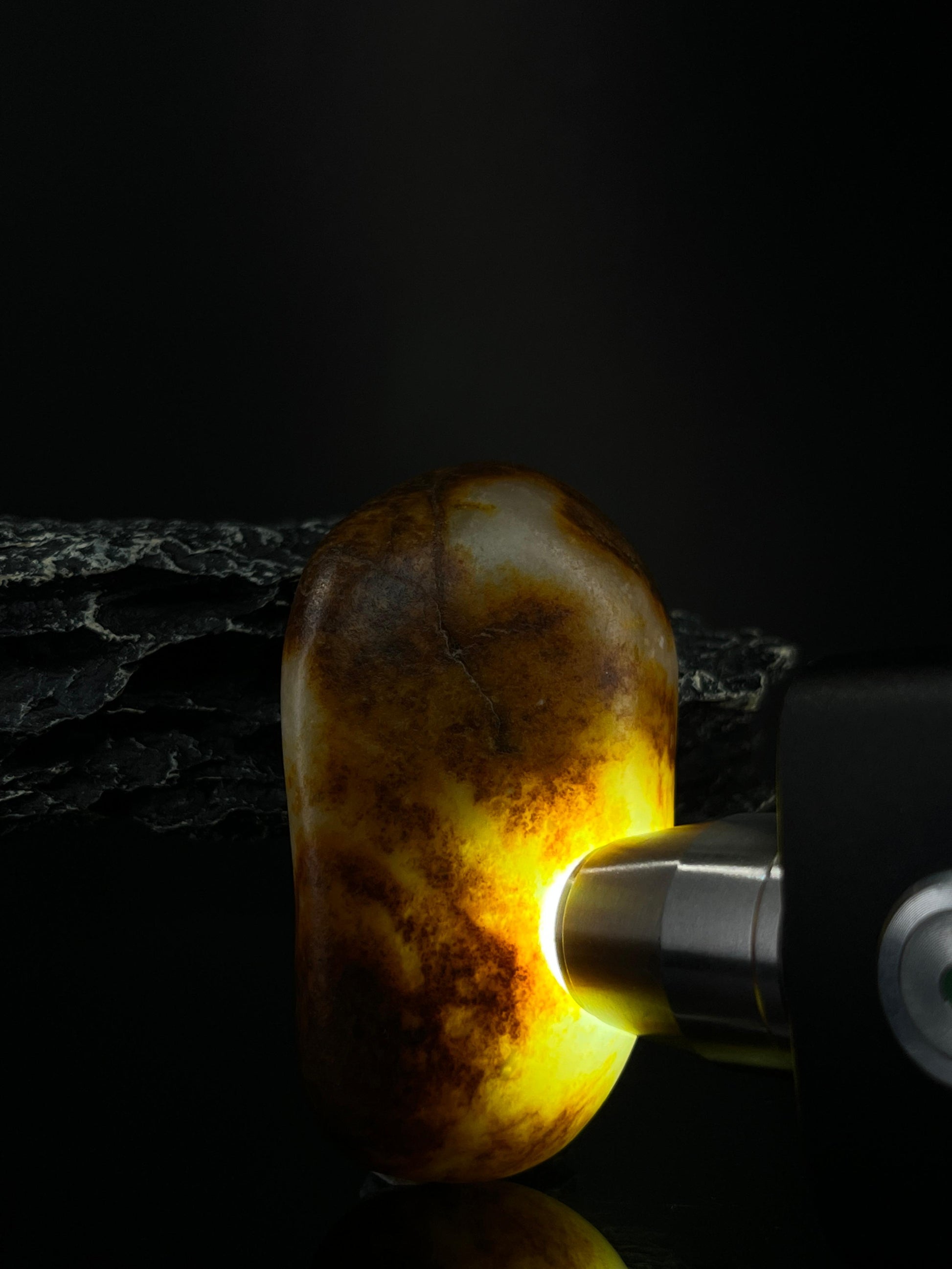 新疆和田玉聚黑带黄皮籽料原石手把件（yc240357）