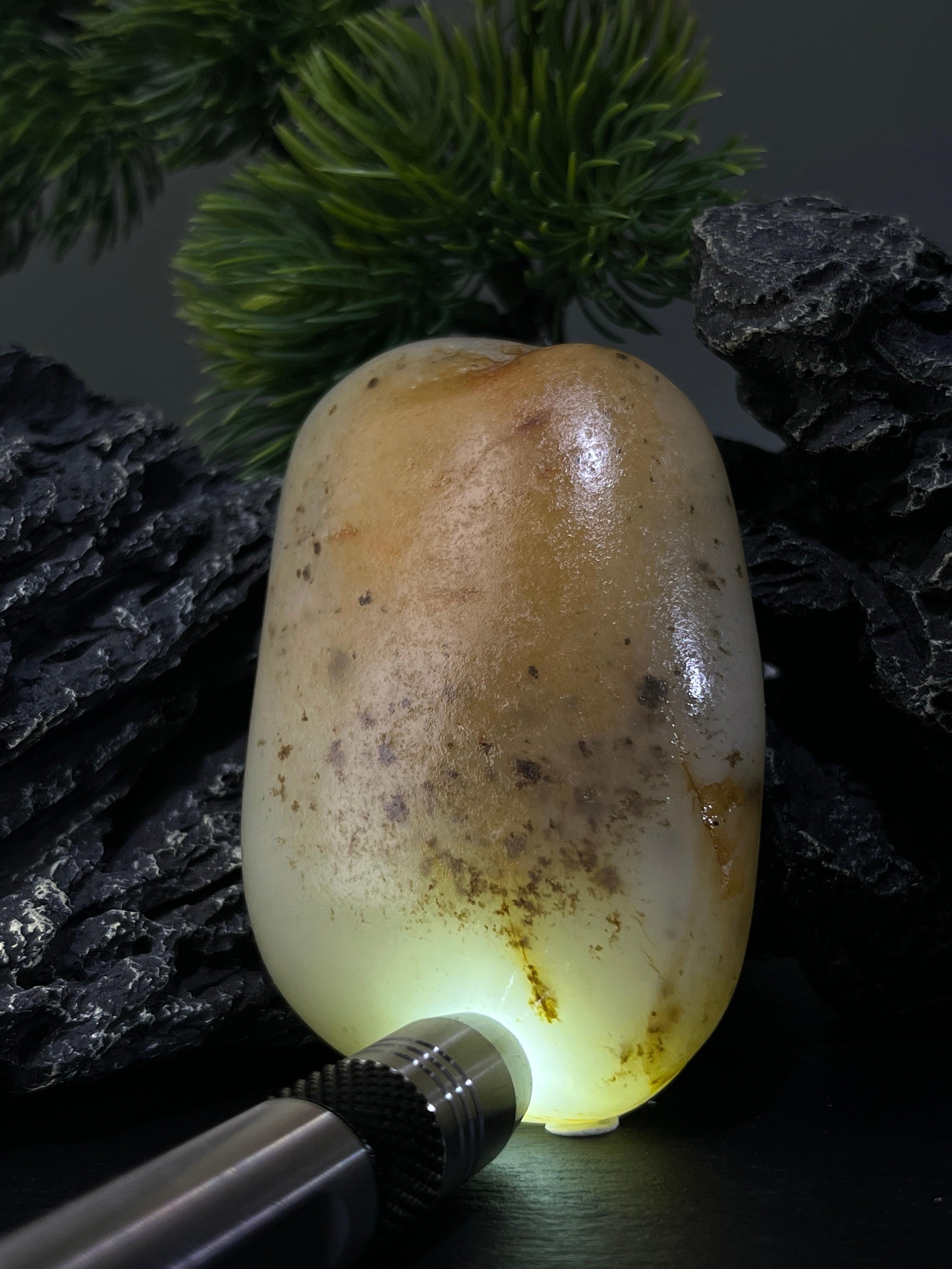 新疆和田玉黄皮水草沁籽料原石手把件（yc226855）