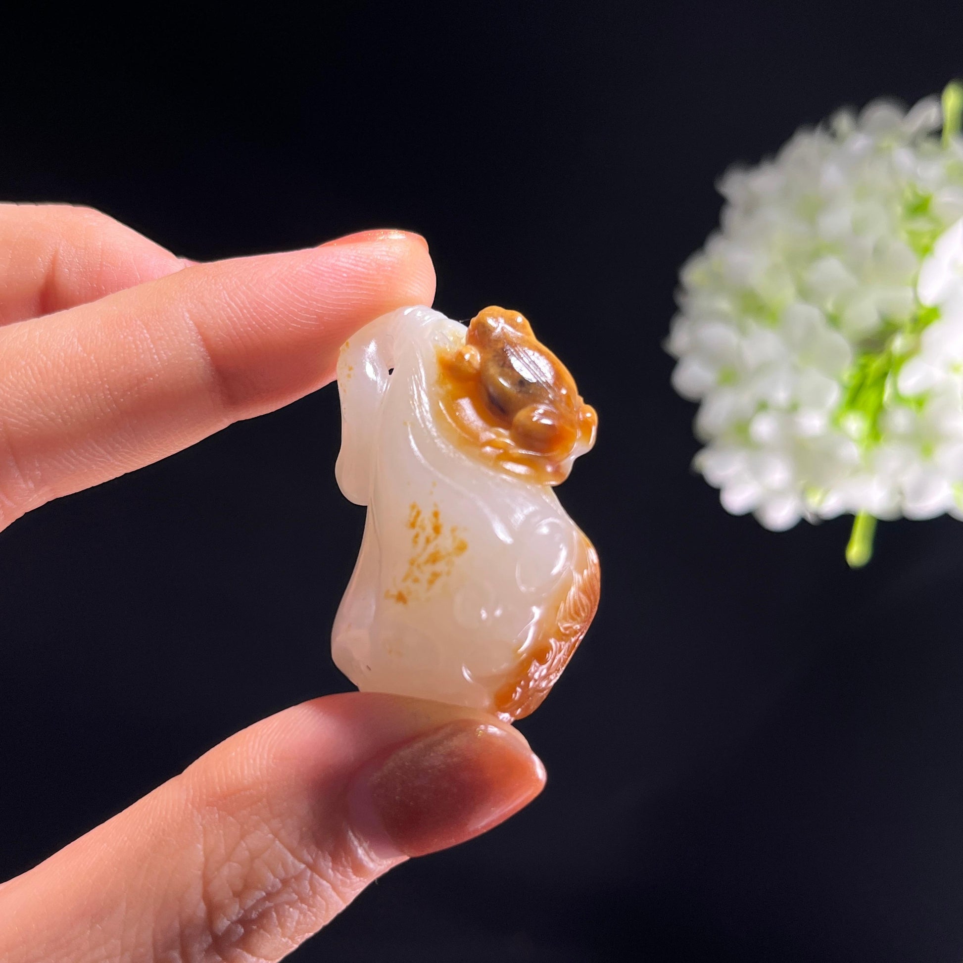 和田玉白玉聚红皮籽料“连续发财，金玉满堂”俏色巧雕挂件（yc389325）