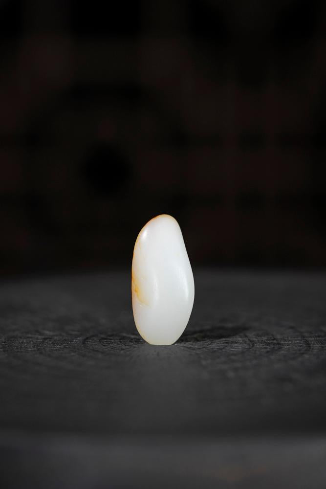 新疆和田玉聚红皮白肉籽料原石挂件（yc233419）