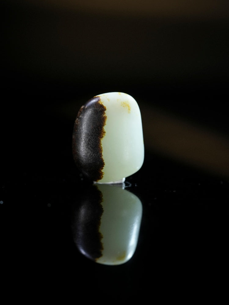 新疆和田玉高青白聚黑皮“半壁江山”籽料原石挂件（yc245646）