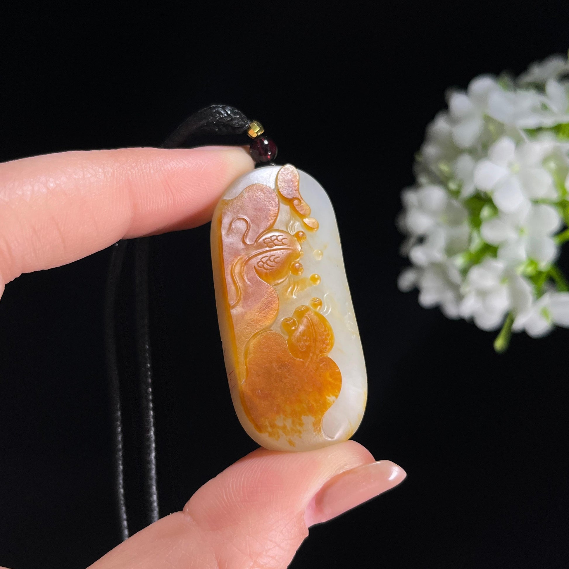 新疆天然和田玉白玉红皮籽料连年有余（鱼）俏色巧雕（yc379520）