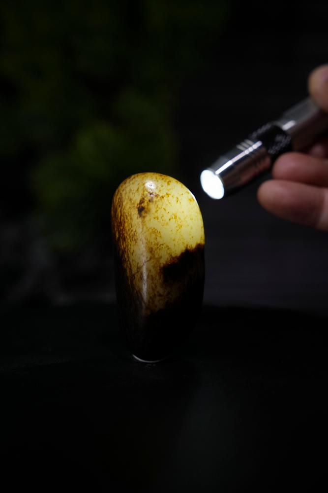 新疆和田玉老熟聚黑皮籽料原石挂坠（yc229028）